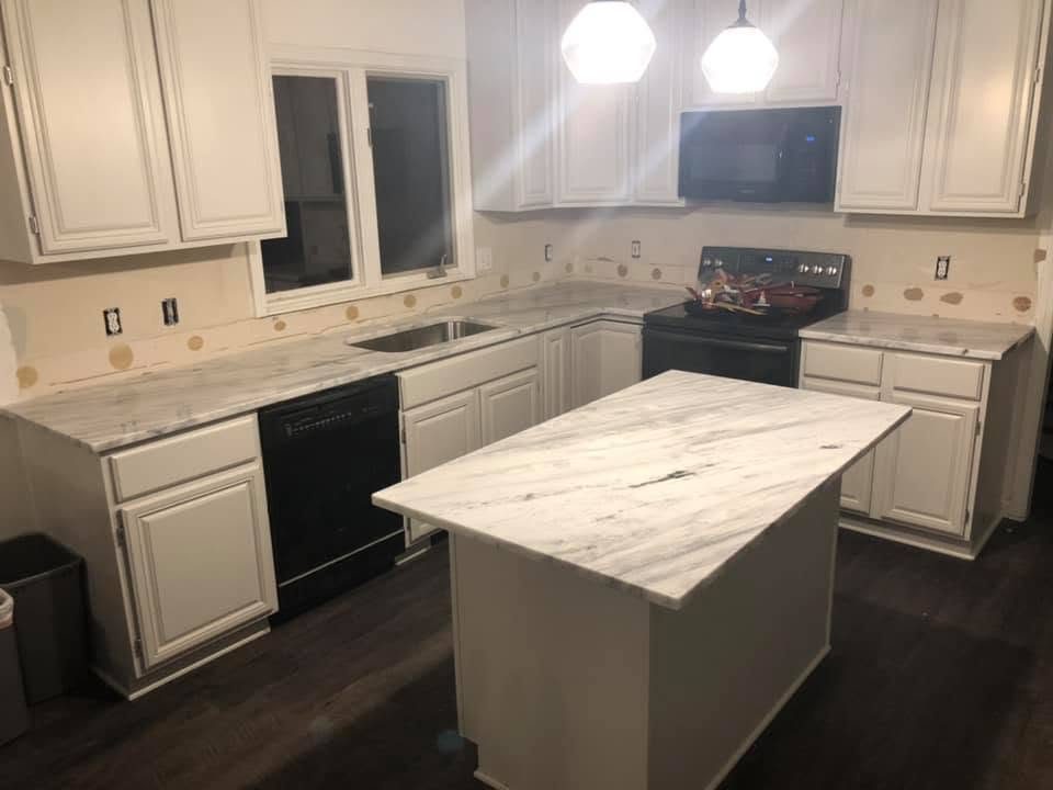 White shaker kitchen with a quartzite island